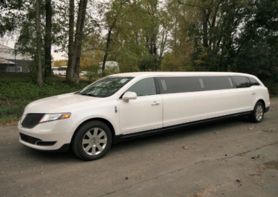 2014 MKT Lincoln Town Car SUV Limo Drivers Front View
