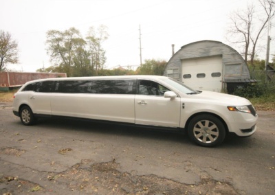 2014 MKT Lincoln Town Car SUV Limo Passenger Side View